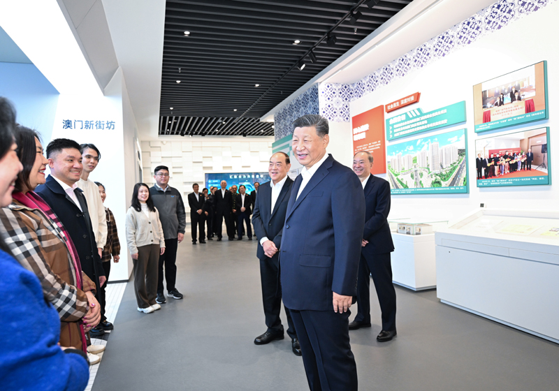 2024年12月19日上午,中共中央总书记、国家主席、中央军委主席习近平在澳门特别行政区行政长官贺一诚陪同下,来到横琴粤澳深度合作区考察。这是习近平在横琴天沐琴台展示厅澳门新街坊项目展区前,同居住在这里的市民代表亲切交谈。新华社记者 燕雁 摄