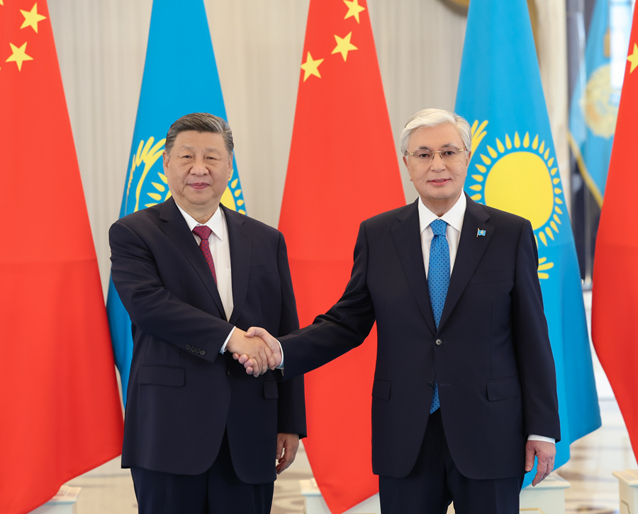 当地时间6月16日下午,哈萨克斯坦总统托卡耶夫同中国国家主席习近平在阿斯塔纳总统府举行会谈。