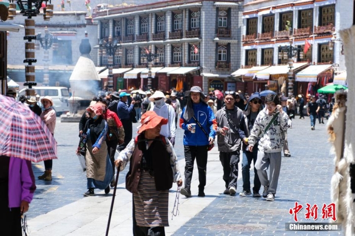 游客在拉萨八廓街游览。江飞波 摄